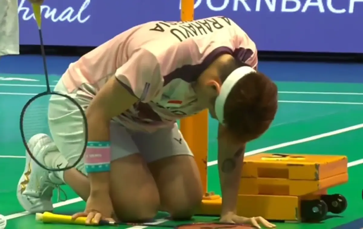 Apriyani Rahayu cedera diduga karena salah menapakkan kakinya saat mendarat seusai melakukan lompatan untuk mengembalikan bola ke lawan di final Hylo Open 2023, Minggu 5 November 2023. (Sumber : BWF)