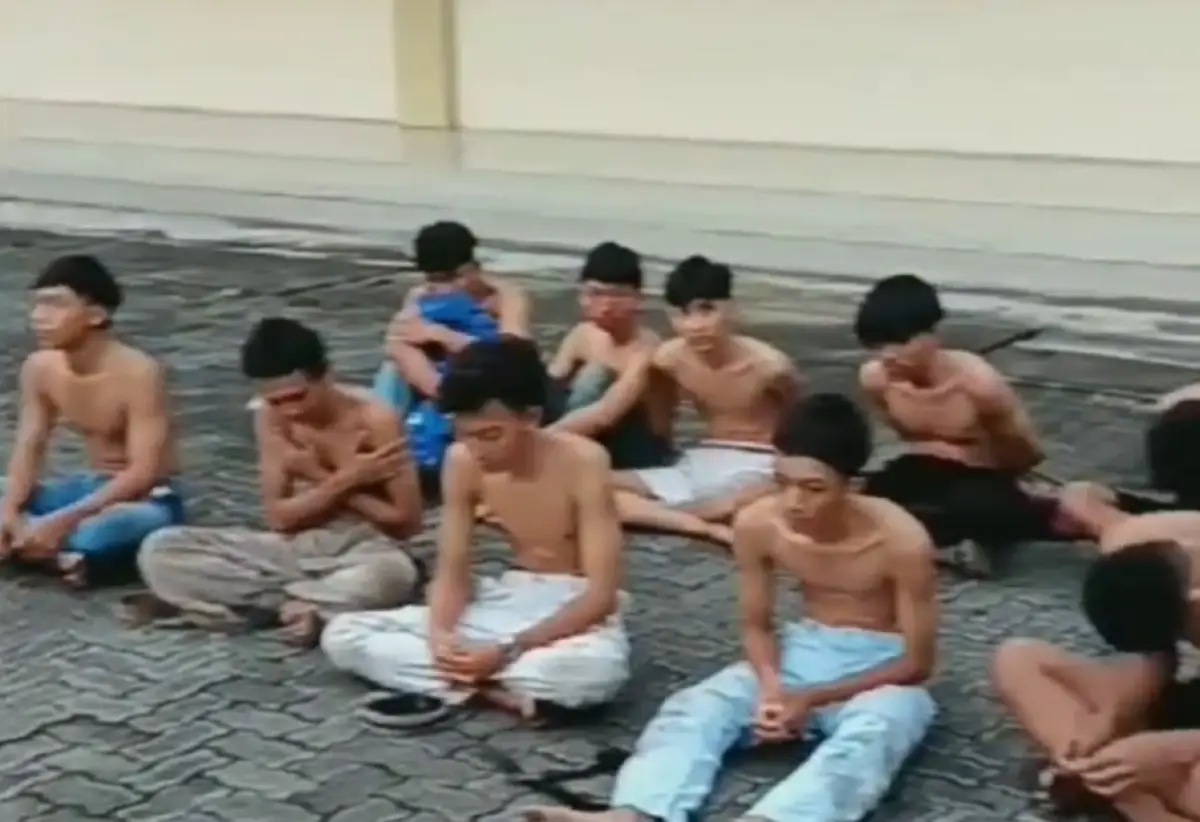 Sekitar 10 pelajar SMK yang melakukan tawuran di Ngablak diamankan ke markas Polrestabes Semarang dengan barang bukti sejumlah senjata tajam, Minggu 5 November 2023. (Sumber : Polrestabes Semarang)