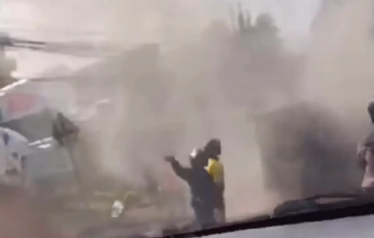 Terjadi kebakaran mobil, lokasi tak jauh dari RS Hermina Banyumanik, Kota Semarang, pada Senin 6 November 2023 pagi. (Sumber : Instagram @kejadiansmg)