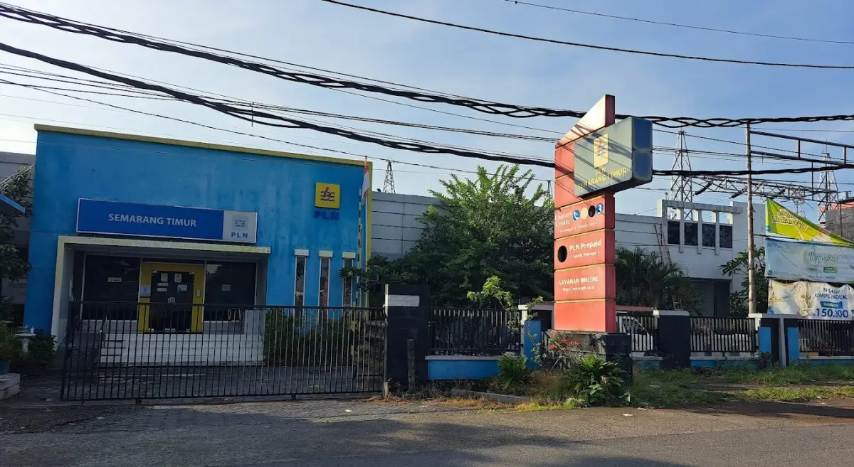 PLN Semarang Timur akhirnya menambah 30 unit trafo setelah mendapat aduan dan komplain dari warga Genuk terkait seringnya mati listrik dalam sebulan terakhir. (Sumber : Google Rohman)