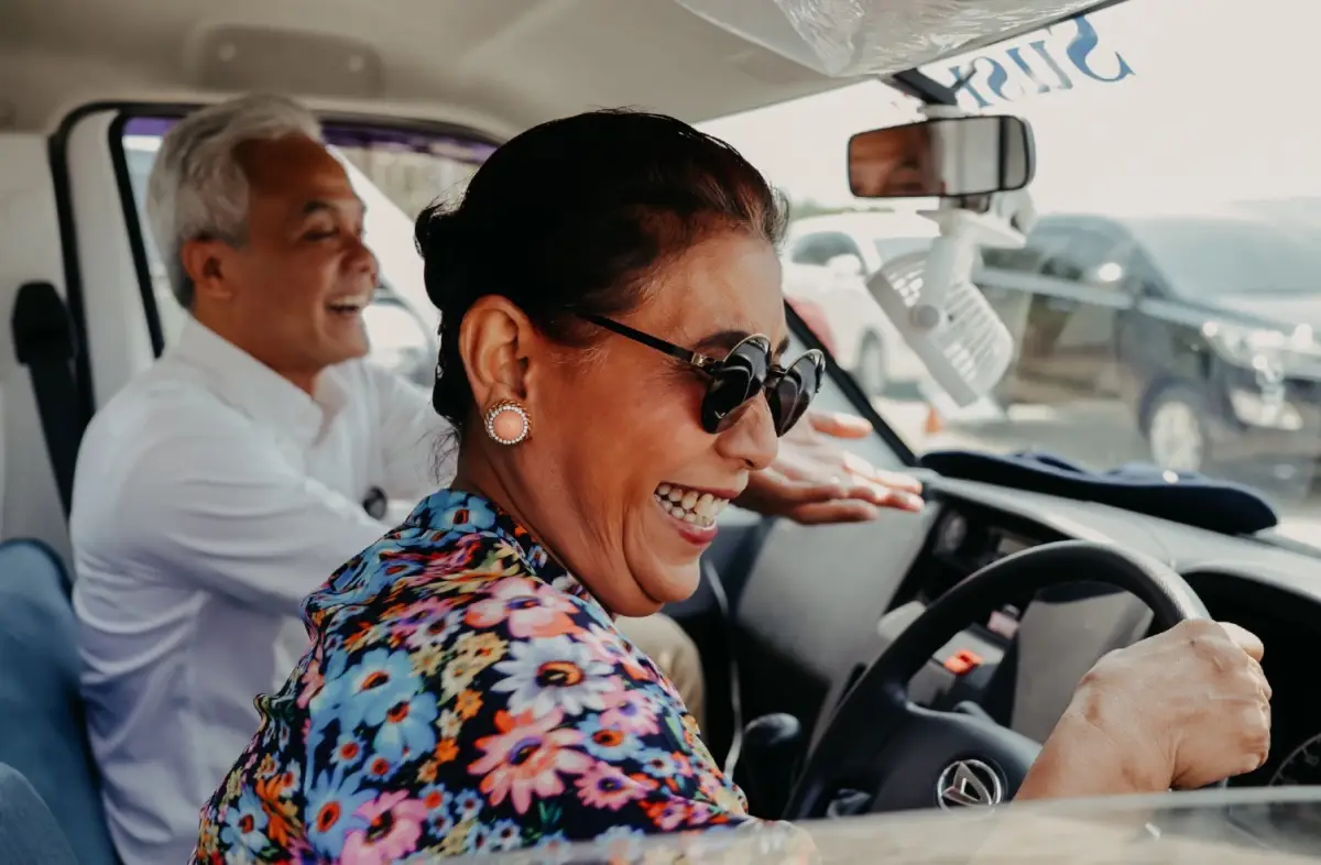 Capres Ganjar Pranowo bertemu dengan Susi Pudjiastuti di Pangandaran, Jawa Barat. Ganjar sebut Susi adalah orang yang paling ditakuti di dunia kelautan. (Sumber : X @ganjarpranowo)
