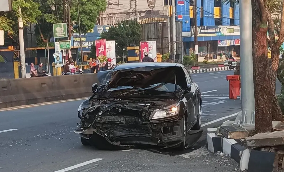 Kecelakaan melibatkan mobil dan motor terjadi di depan Universitas Ngudi Waluyo, Ungaran, pada Rabu 8 November 2023 pagi. (Sumber : Instagram @kejadiansmg)