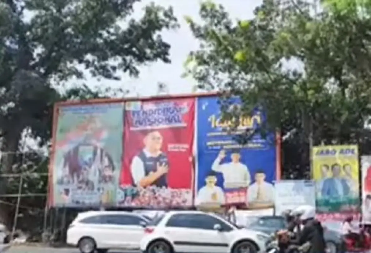 ilustrasi pencopotan baliho dan APK Parpol di Kota Semarang (Sumber : kompasTV)