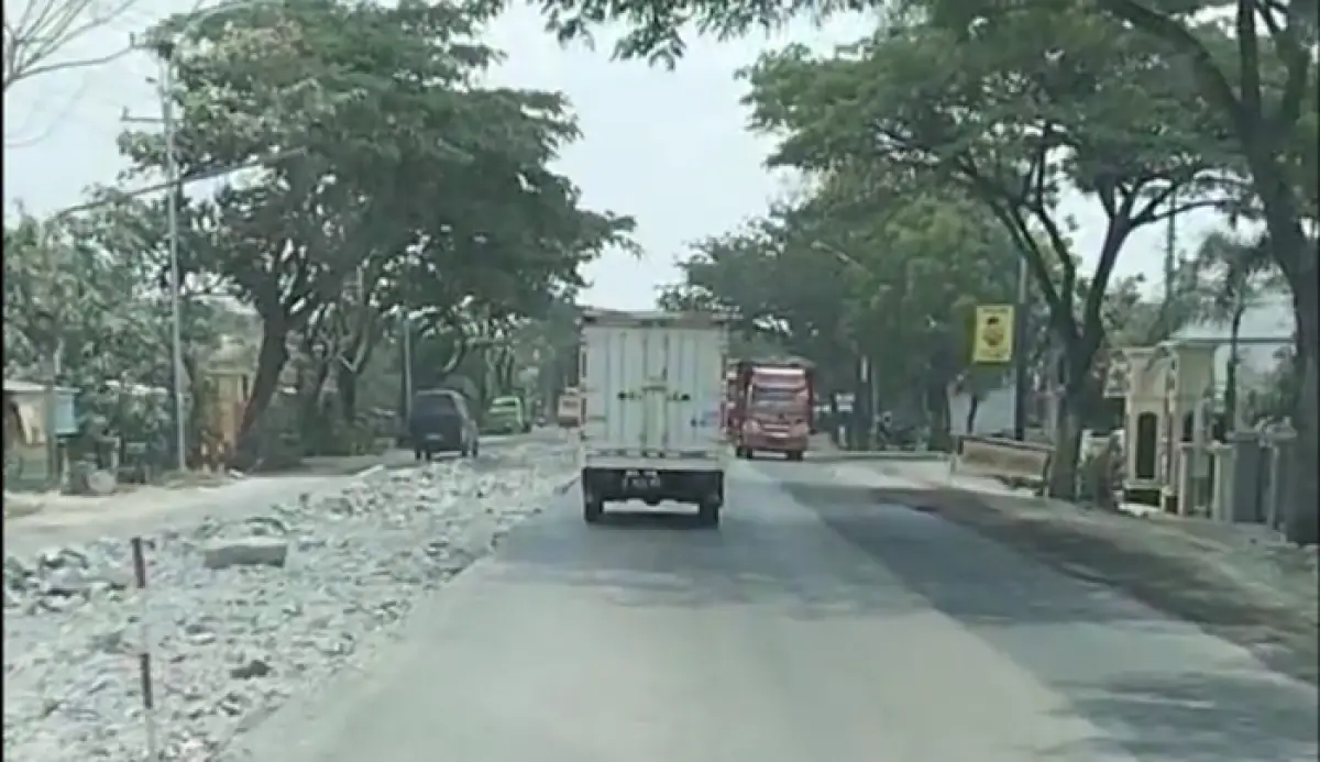 Seorang warganet asal Rembang mengaku lelah jika harus melewati Jalan Pantura rute Semarang-Rembang PP karena kondisi jalan yang buruk. (Sumber : X @budi_darmaji)