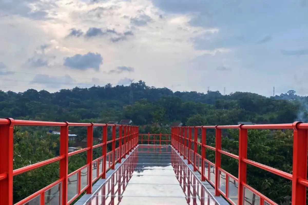 Walikota Semarang Hevearita Gunaryanti Rahayu meminta standar kelayakan Jembatan Kaca Tinjomoyo dibenahi. (Sumber : Pemkot Semarang)