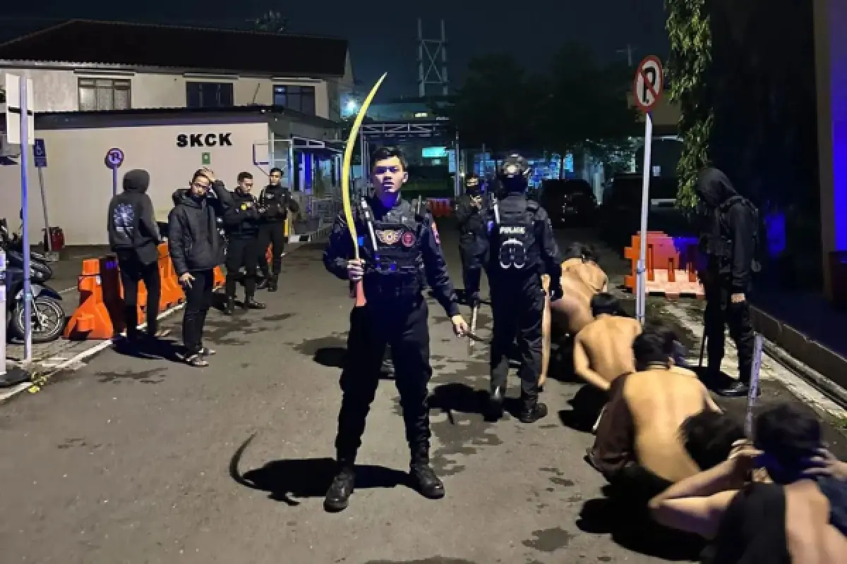 Operasi cepat Samapta Polrestabes Semarang yang berhasil mengamankan puluhan remaja bersenjata tajam di dua lokasi berbeda. (Sumber : Instagram/patroliperintispresisisamapta)