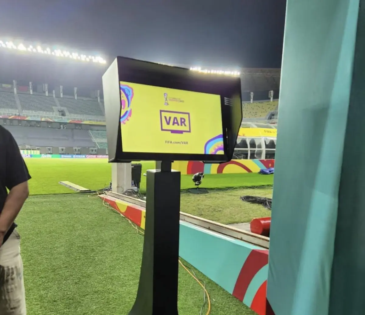 VAR di Stadion Gelora Bung Tomo saat laga perdana Piala Dunia U 17 (Sumber : instagram @arya.m.sinulingga)