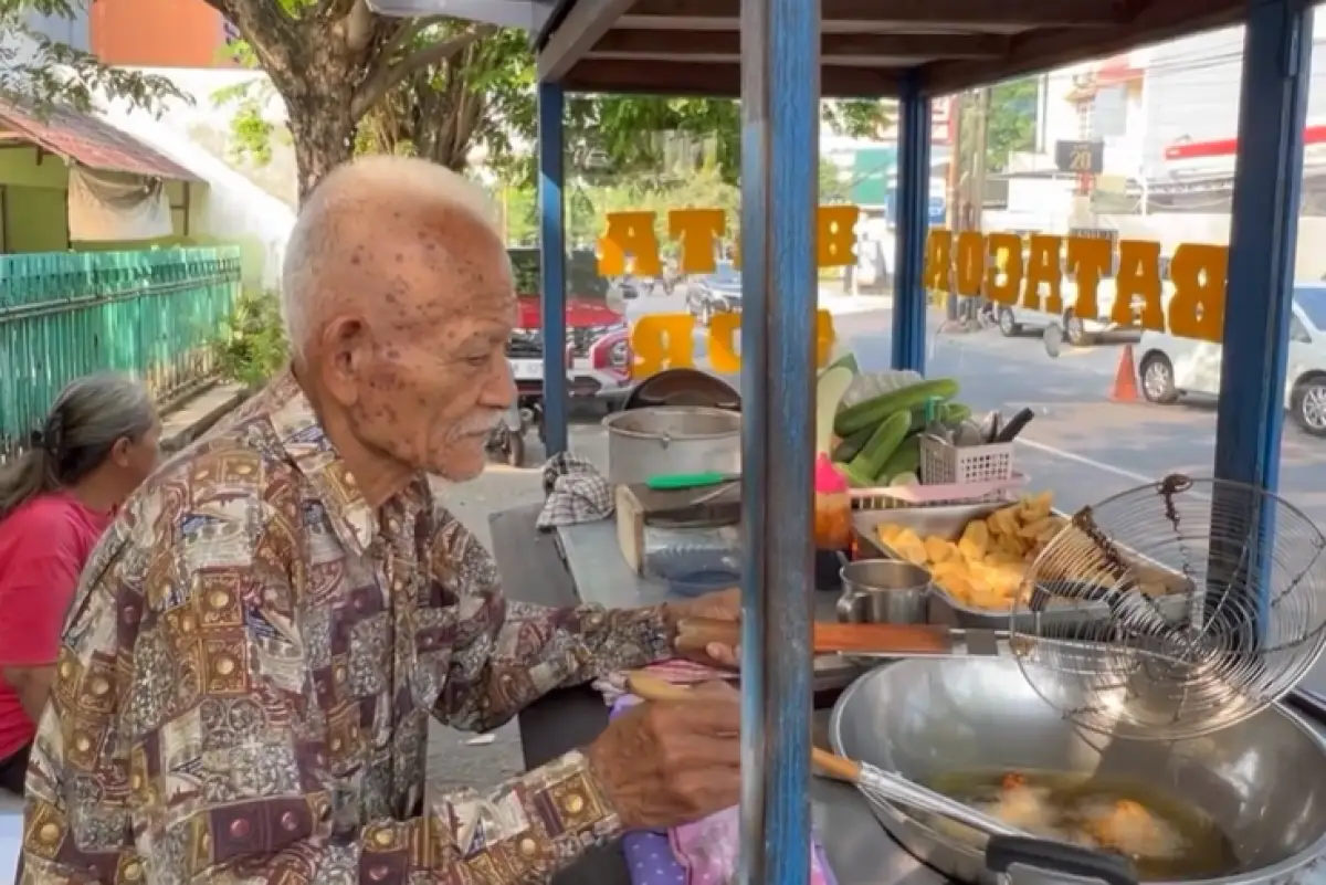 Jika bermain ke Kota Semarang jangan lupa untuk mencicipi Batagor Mbah Suyuti yang sudah berjualan sejak 1991. (Sumber : Instagram @semarangfoodgram)