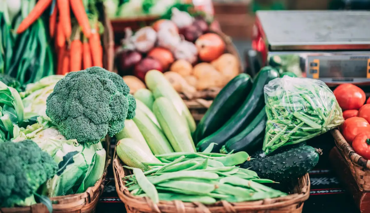 Amankah konsumsi sayur jika kondisinya sudah menguning? (Sumber : Unsplash/@Inigo De La Maza)