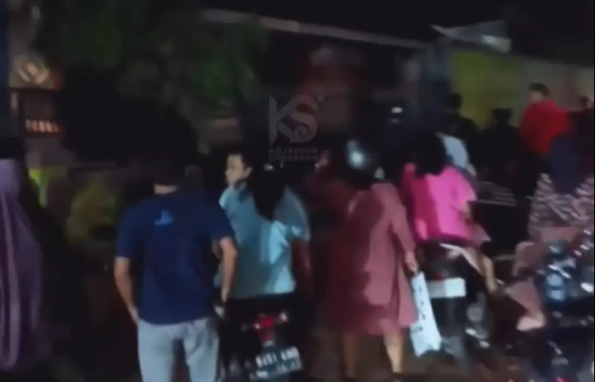 Kecelakaan tunggal terjadi di Campurejo, Boja, Kendal, pada Minggu 12 November 2023 malam, melibatkan sebuah mobil yang terperosok ke dalam selokan di permukiman warga. (Sumber : Instagram @kejadiansmg)