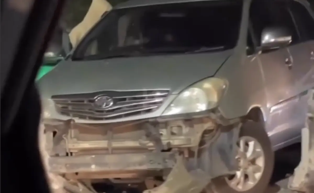 Terjadi kecelakaan di Jalan Majapahit Kota Semarang pada Minggu malam, kecelakaan tunggal yang melibatkan sebuah mobil Toyota Innova menabrak median jalan, Minggu 12 November 2023 malam. (Sumber : Instagram @kejadiansmg)