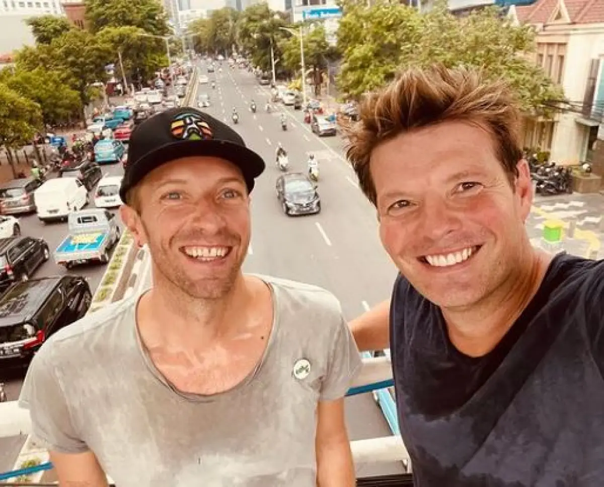 Chis Martin dan Phil Harvey berfoto di salah satu jembatan di Jakarta (Sumber : instagram.com/coldplay)