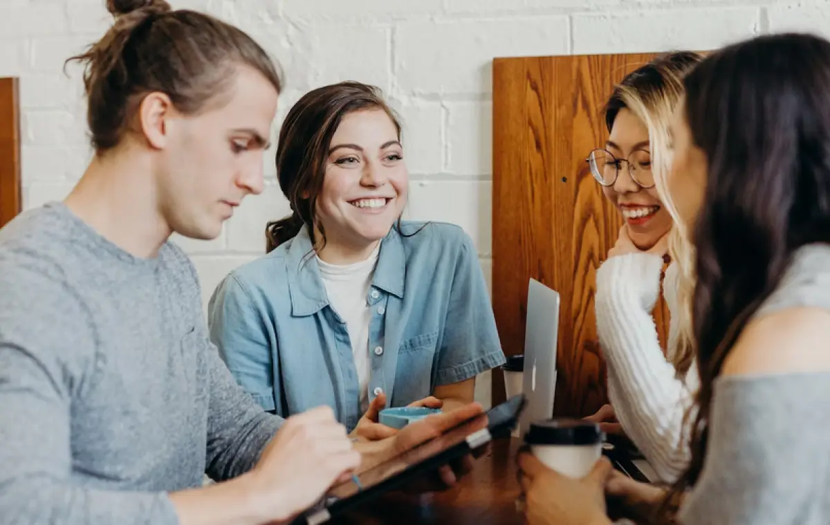 Ilustrasi rekan kerja yang suka cari muka (Sumber : Unsplash/@Brooke Cagle)