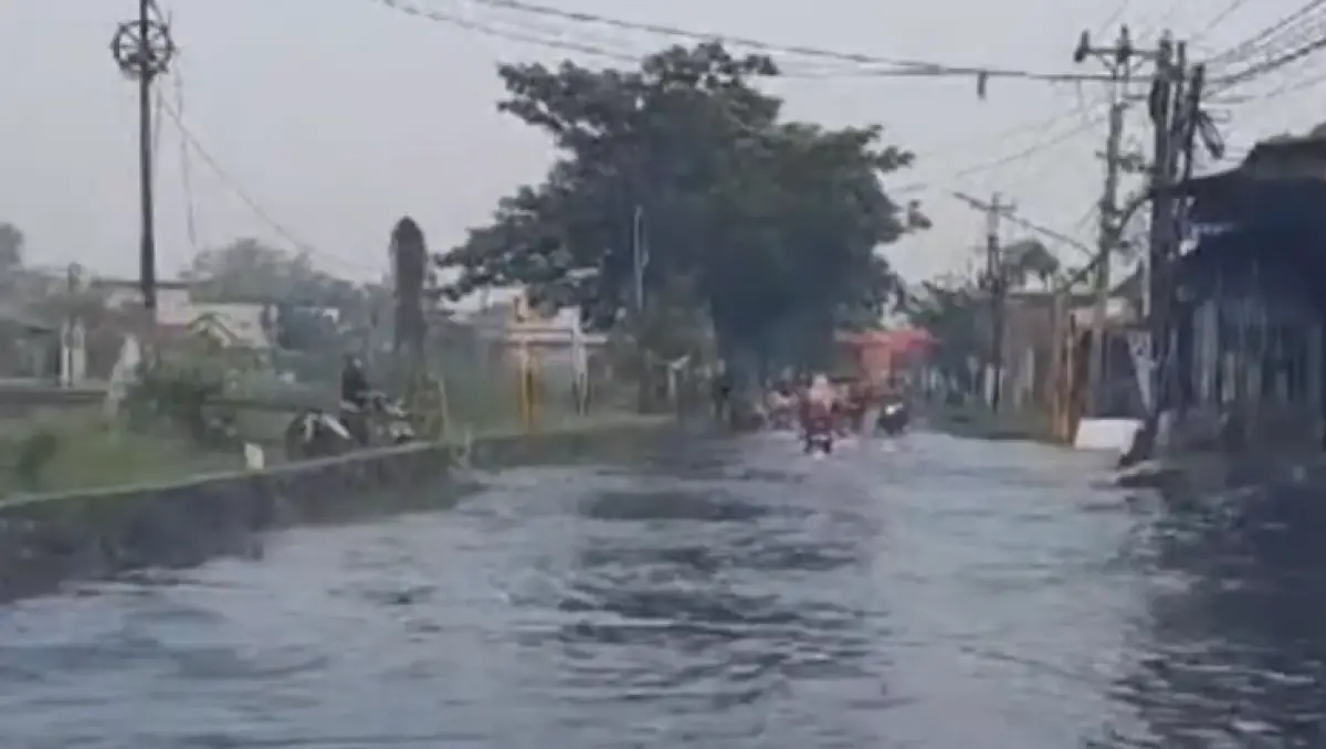 Musim hujan tiba, pengendara waspada jalan yang digenangi air hujan. Di Kota Semarang, ada 2 titik yang wajib diwaspadai saat hujan turun. (Sumber : Mamat Lubis)