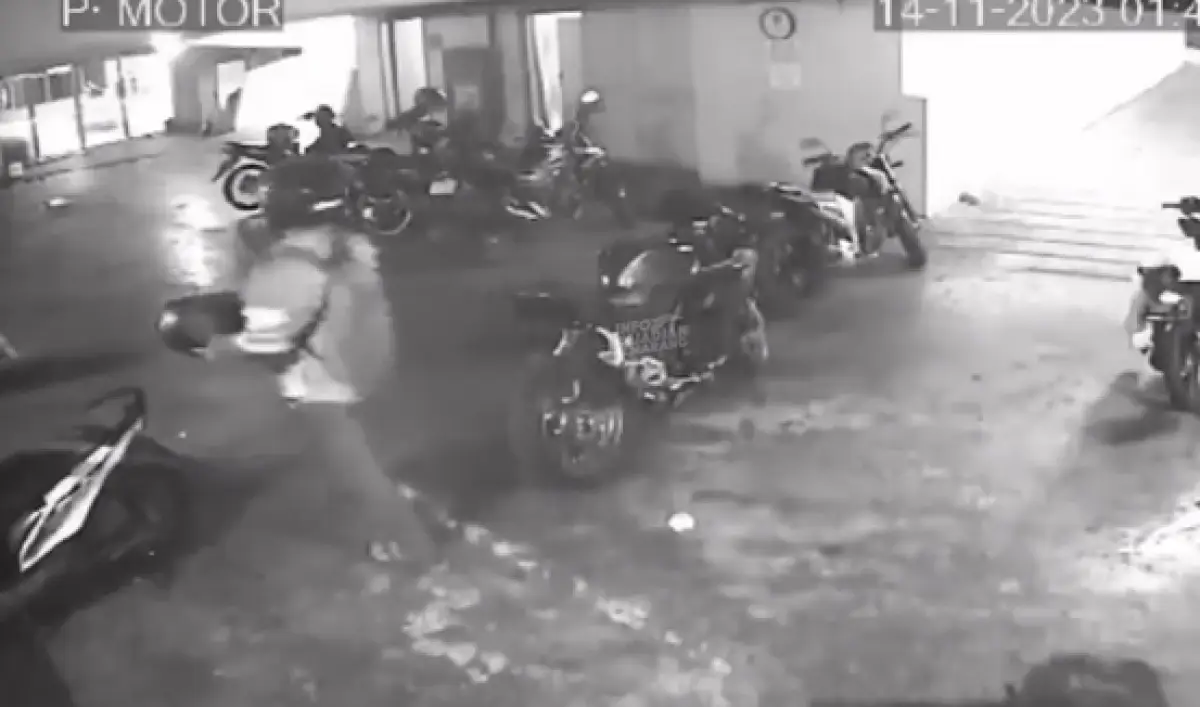 Padahal Naik Motor Mahal, Rekaman CCTV Maling Helm di Semarang Ini Bikin Publik Elus Dada (Sumber : Instagram/@infokejadian_semarang)