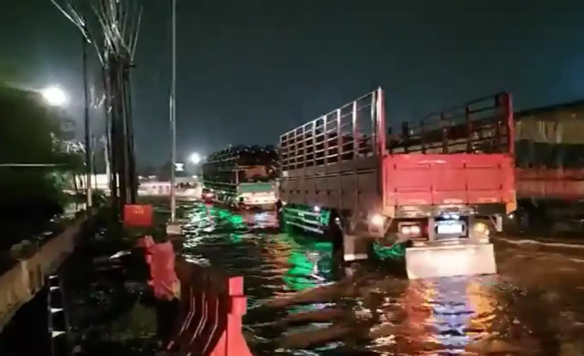 Banjir terjadi di Jalan Pantura Kaligawe mulai dari Flyover Kaligawe hingga RSI Sultan Agung arah Pelabuhan Tanjung Mas ke Demak setelah diguyur hujan deras, Selasa 14 November 2023 malam. (Sumber : Instagram @beritasemaranghariini)
