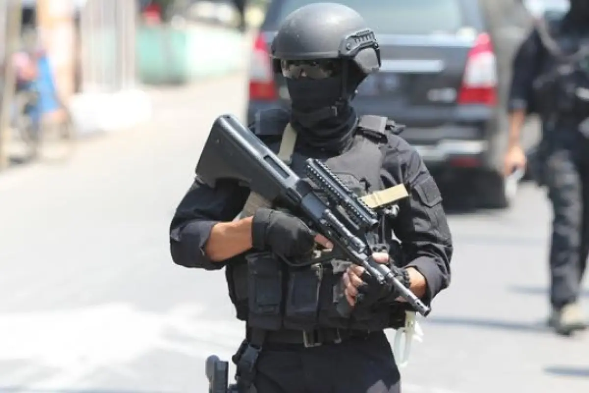 Ilustrasi | Densus 88 tangkap terduga teroris di perumahan Villa Pinus, Banyumanik, Semarang. (Sumber : Polri)