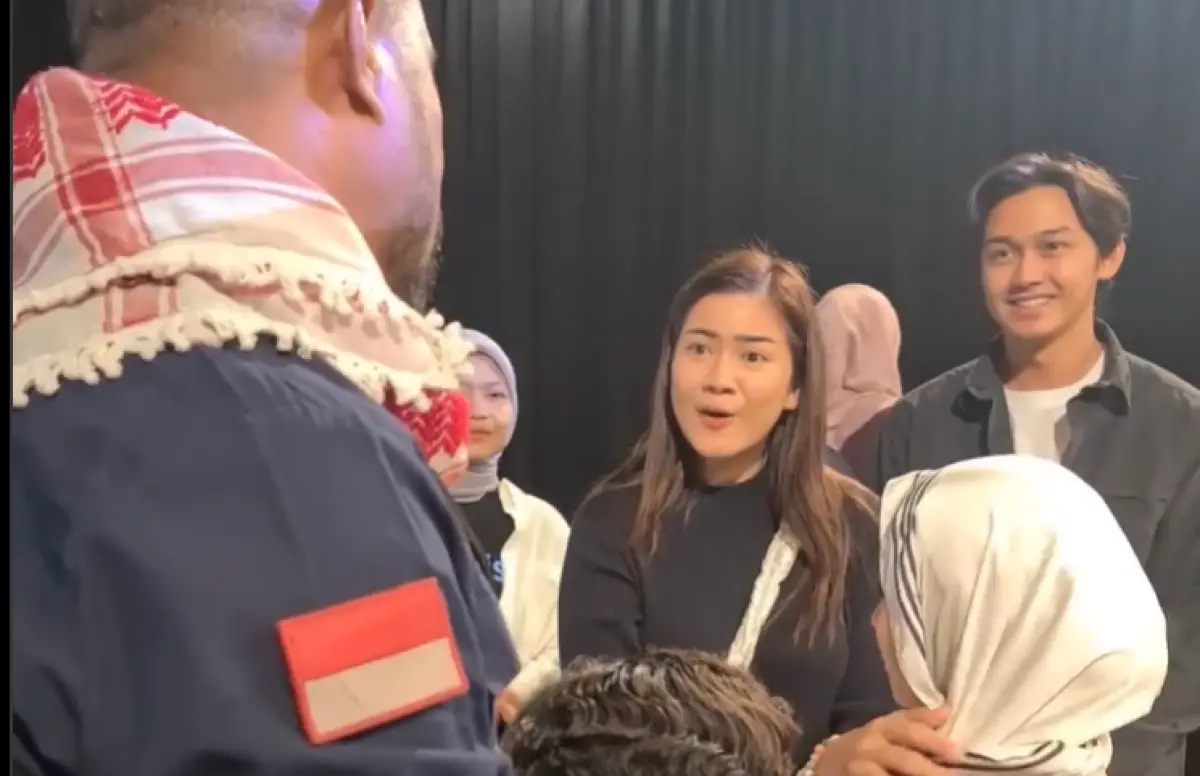 Felicya Angelista dan Caesar Hito semringah menyambut anak Gaza, Palestina, Filind Onim, yang dievakuasi ke Indonesia. (Sumber : Instagram @bangonim)