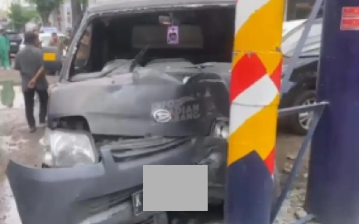 Kecelakaan di Depan RSJ Amino Gondo, Mobil Box Tabrak Baliho hingga Kendaraan Terpakir! Plat Nomor Bikin Warga Semarang Salfok (Sumber : Instagram/@infokejadian_semarang)