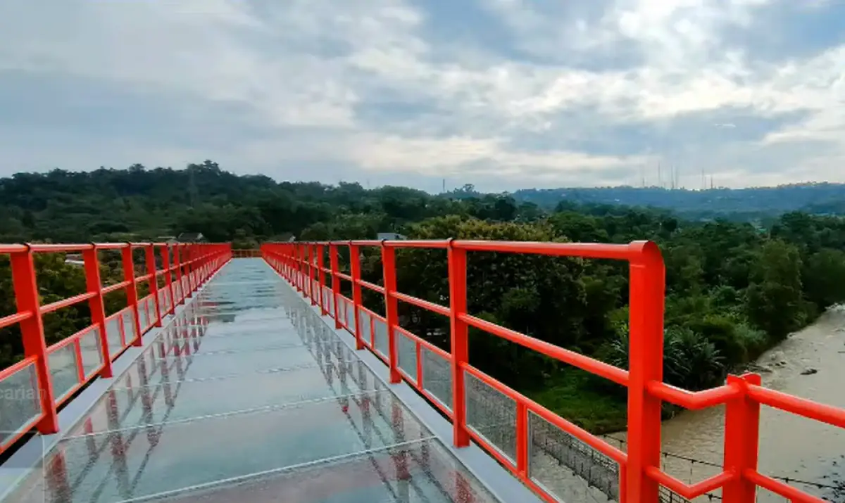 Wisata jembatan kaca Tinjomoyo senilai Rp 11 miliar masih belum buka meski sudah rampung pembangunannya nyaris setahun berlalu, apa yang ditunggu? (Sumber : YouTube J Christiono)