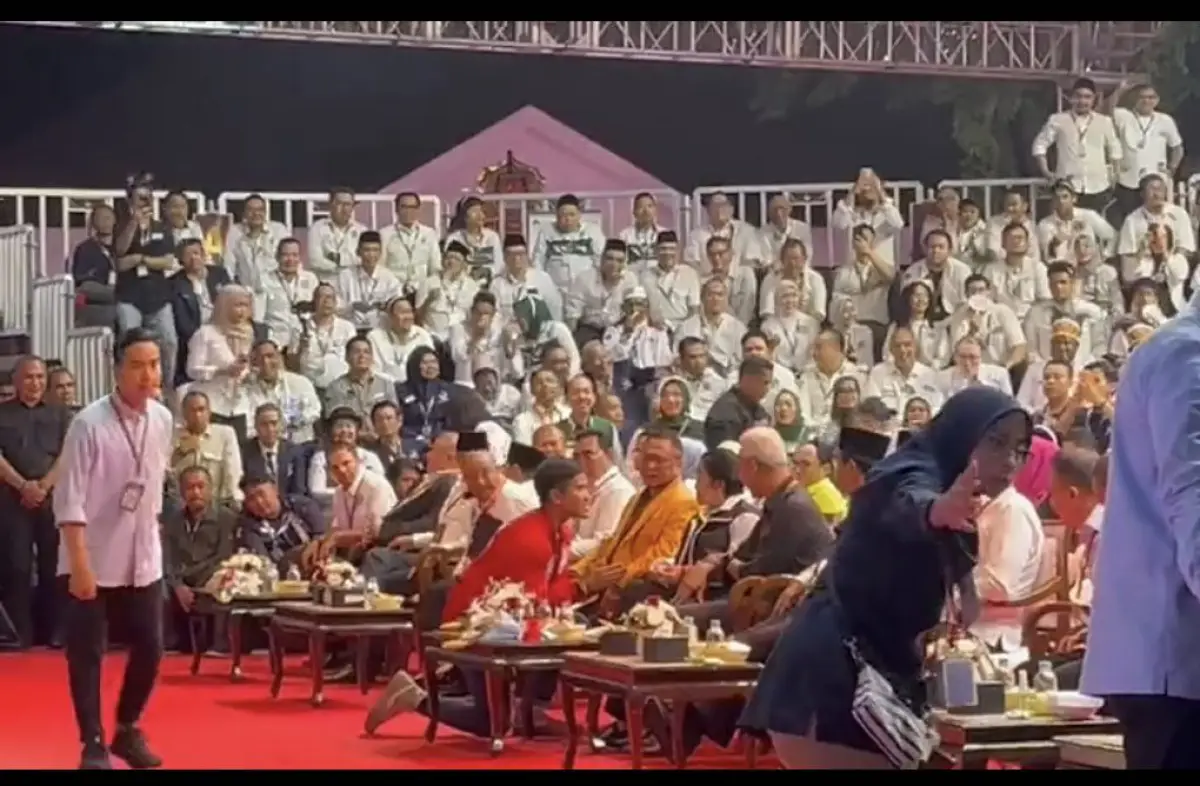 Saat Kaesang Pangarep salaman ke Megawati di acara pengundian nomor urut capres-cawapres (Sumber : instagram @gunromli)