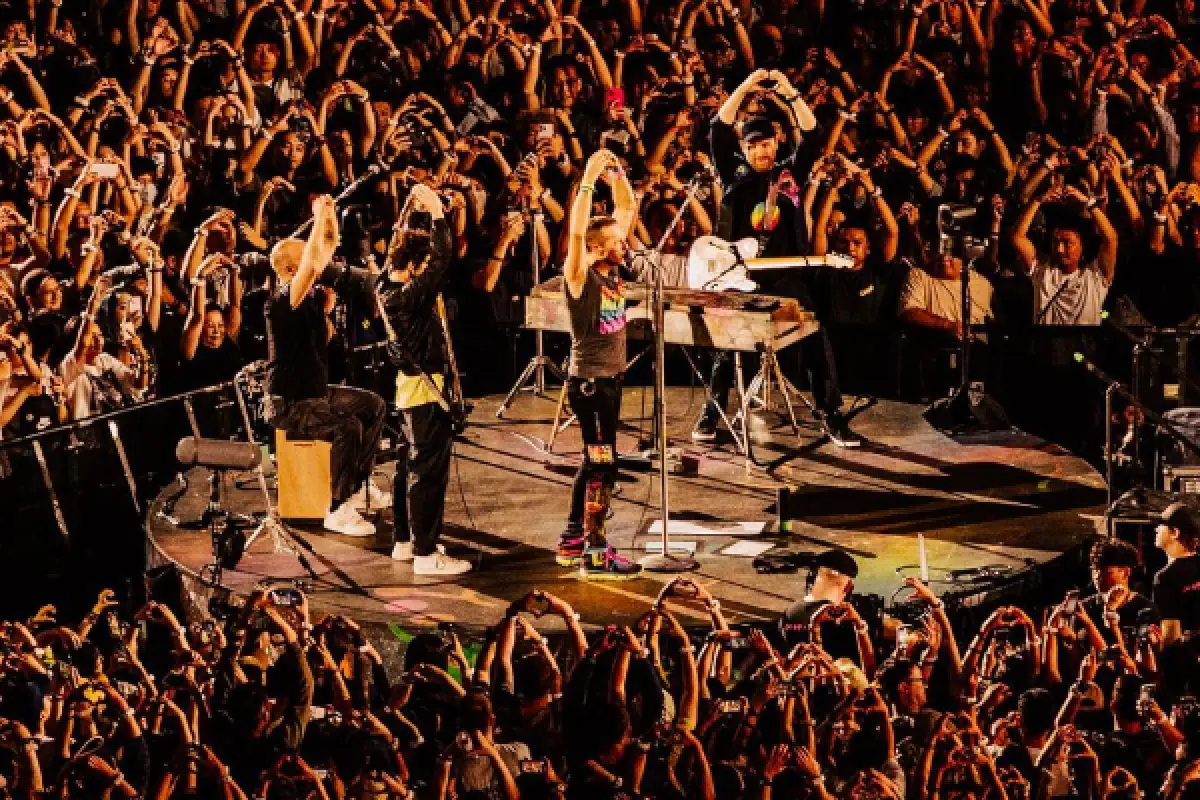 Ilustrasi | Menghadapi perbedaan budaya, Chris Martin kibarkan bendera cinta menggantikan pelangi di Konser Jakarta. (Sumber : Instagram/coldplay)