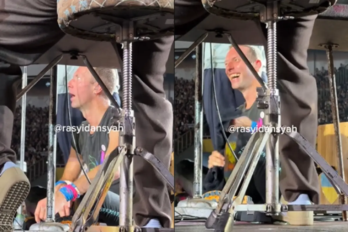 Momen Chris Martin Lesehan saat Maliq & D'Essentials Manggung, Publik: Emang Boleh Se-Nongkrong Itu? (Sumber : TikTok/@rasyidansyah)