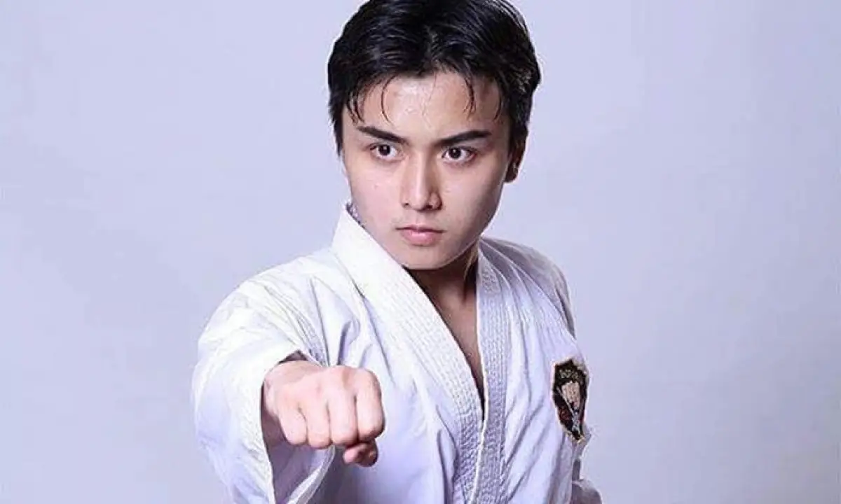 Leon Dozan, model yang juga anak dari aktor kawakan Willy Dozan, diduga menganiaya pacarnya, Rinoa Aurora Senduk. (Sumber : Instagram @leondozan.official)