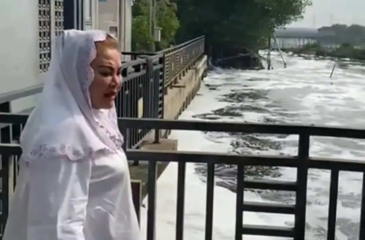 Mbak Ita Wali Kota Semarang terlihat sangat kecewa saat melihat sebagian pompa air milik BBWS rusak. (Sumber: Pemkot Semarang)