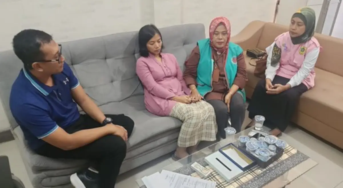 dr Qory ungkap penyebab KDRT yang dilakukan suaminya. Berawal dari matikan televisi karena ingn beri kejutan ultah suaminya. (Sumber : Twitter/@ahrisonta)