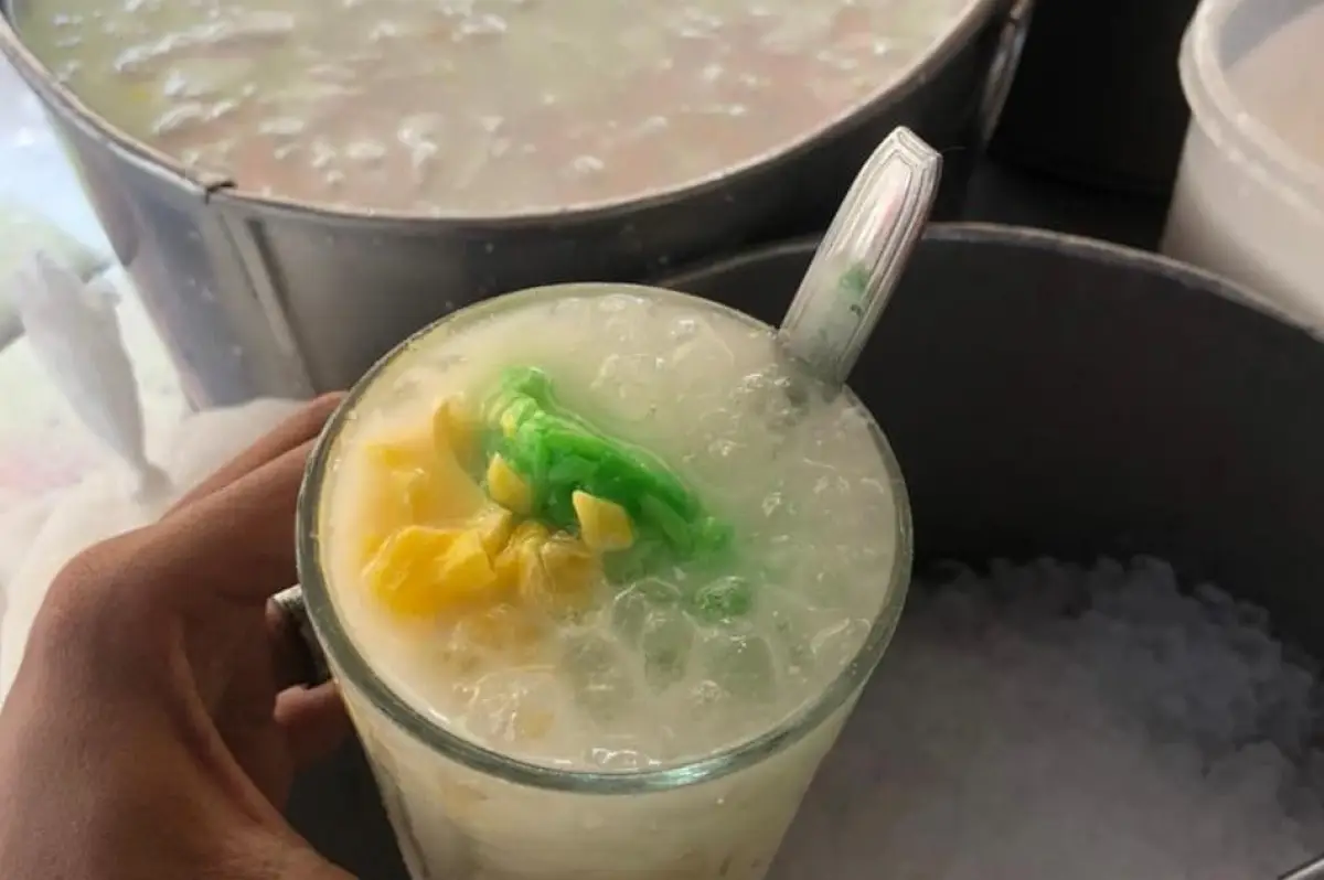 Es Kelapa Muda Pak Ambon, warung es degan legendaris di Kota Semarang, sudah ada sejak 1950. (Sumber : Instagram @eskelapamudapakambonsmg)