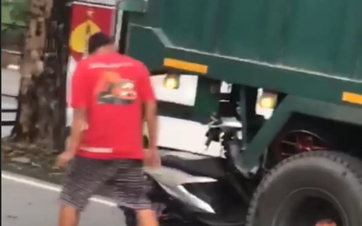 Terjadi kecelakaan yang melibatkan antara pengendara motor diduga anggota TNI dengan truk bak di depan markas Kodam IV Diponegoro, Jumat 17 November 2023. (Sumber : Instagram @infokejadianungaran)