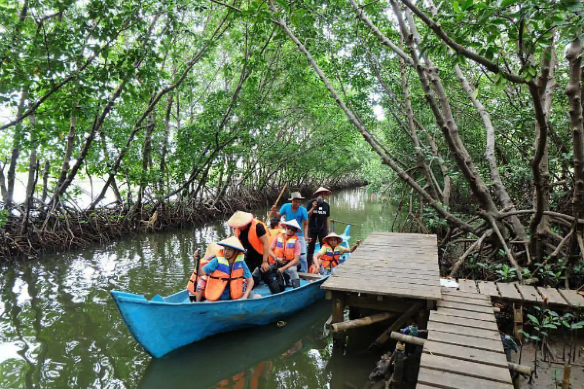 Jelajahi keindahan alam Kota Semarang melalui dua destinasi ekowisata terkenal: Mangrove Tapak dan Waduk Jatibarang. (Sumber : Pemkot Semarang)