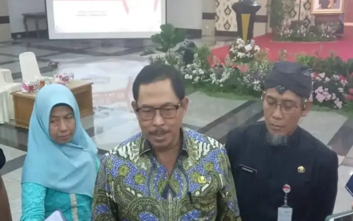 Pj Gubernur Jateng memeberikan keterangan terkait netralitas ASN (Sumber : antara)