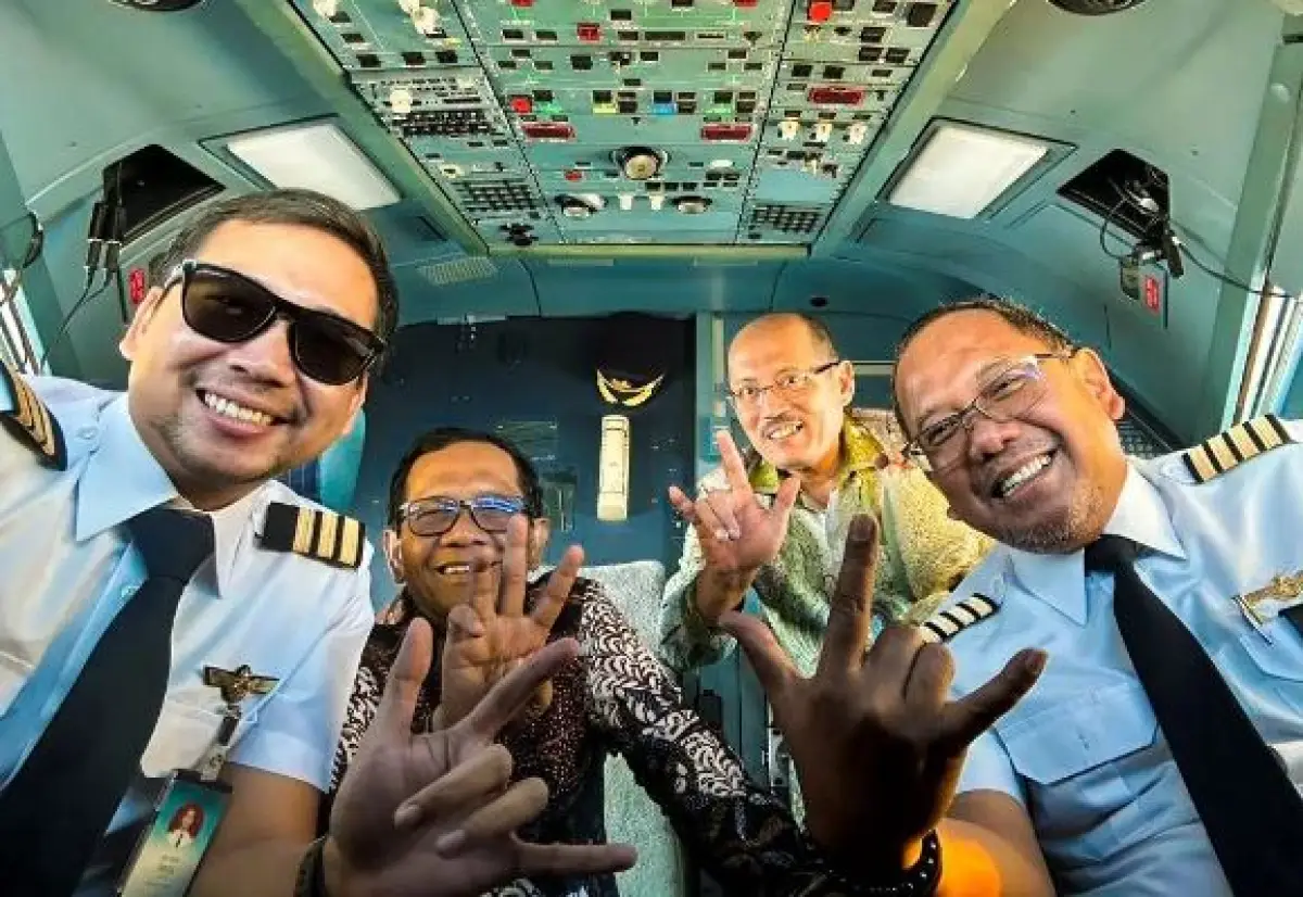 2 Pilot Garuda Indonesia Dipanggil Usai Pose Tiga Jari Bareng Mahfud MD (Sumber : instagram.com/mohmahfudmd)