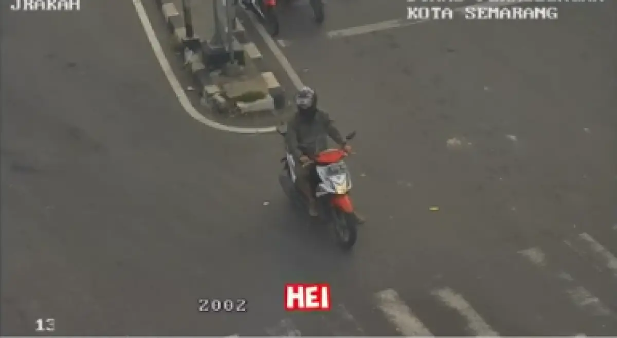 Momen Kocak Petugas Dishub Semarang Geregetan, Tegur Pemotor di Lampu Merah Jrakah Lewat CCTV: Pantes Platnya... (Sumber : TikTok/@anggitsetiawan)
