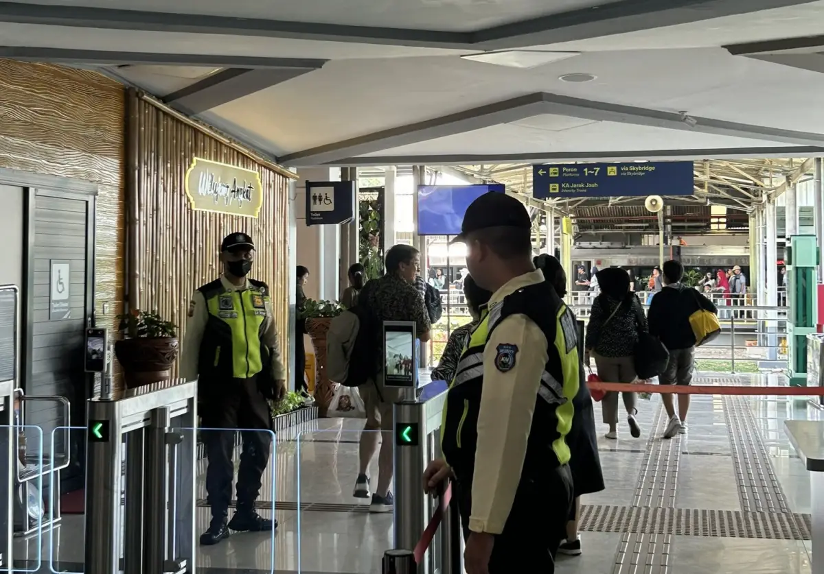 Viral di media sosial terkait protes para penumpang kereta yang disebut diwajibkan untuk mendaftar face recognition atau identifikasi wajah sebelum masuk ke peron stasiun. (Sumber : X @fchkautsar)