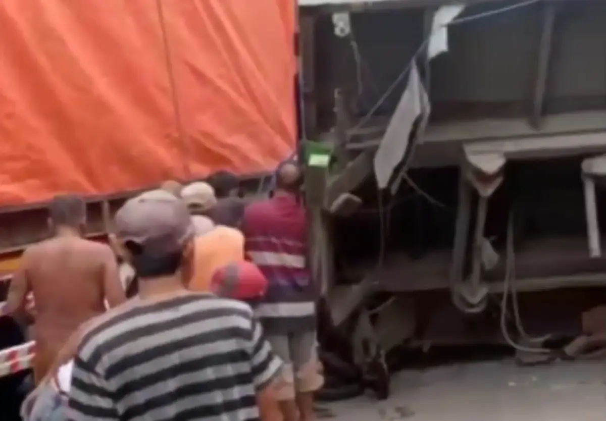 Kecelakaan beruntun truk tabrak 2 motor di Alas Roban Jalan Pantura, Batang, Minggu 19 November 2023. (Sumber : Instagram @batang.update)