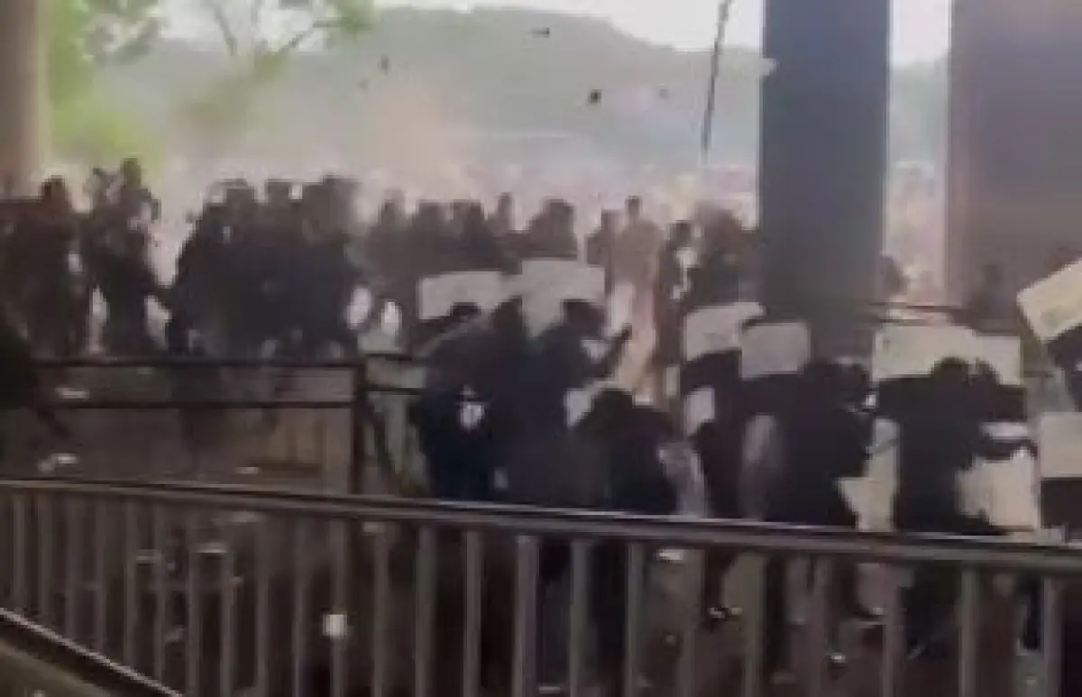 Kerusuhan suporter bola usai pertandingan Gresik United kalah dari Deltras FC (Sumber : x.com/@ainurohman)