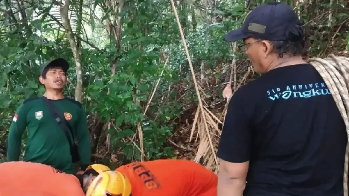 Dua orang yang hendak mencari burung di sekitar hutan Seplakahan, Ngipik, Nyatnyono, Ungaran Barat, Kabupaten Semarang, justru menemukan sosok mayat di dasar jurang, Minggu 19 November 2023. (Sumber : BPBD Kabupaten Semarang)