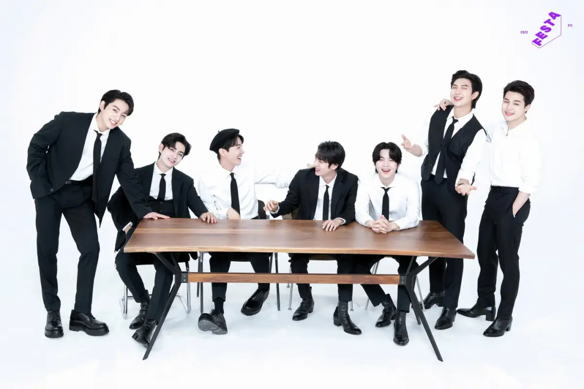 4 member BTS, RM, Jimin, V dan Jungkook akan menjalani wajib militer pada akhir 2023 ini. (Sumber : Weverse)