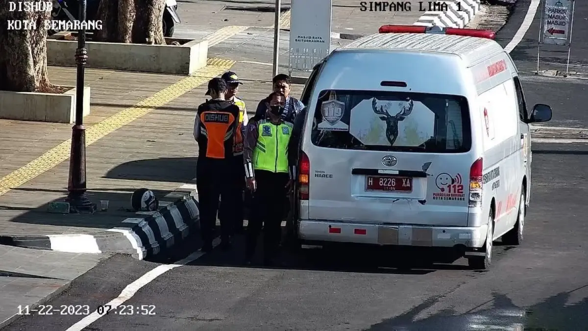 Kecelakaan mobil vs motor di Masjid Raya Baiturrahman Simpang Lima, Kota Semarang, 1 orang mengalami luka, Rabu 22 November 2023 pagi. (Sumber : Instagram @kejadiansmg)