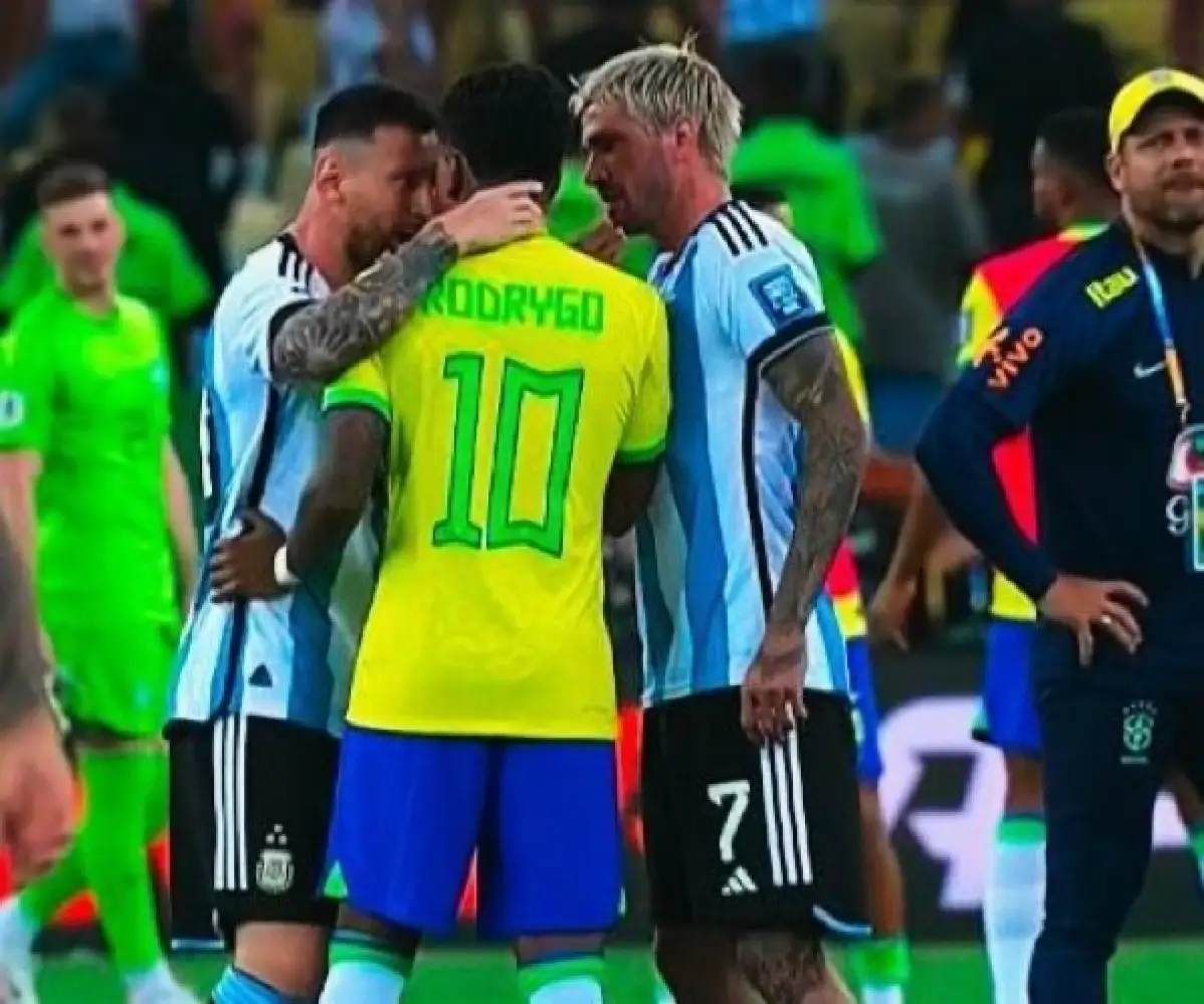 Viral pertengkaran kontroversial antara Messi dan Rodrygo dalam laga Brasil vs Argentina. (Sumber : X/Drezinhos)