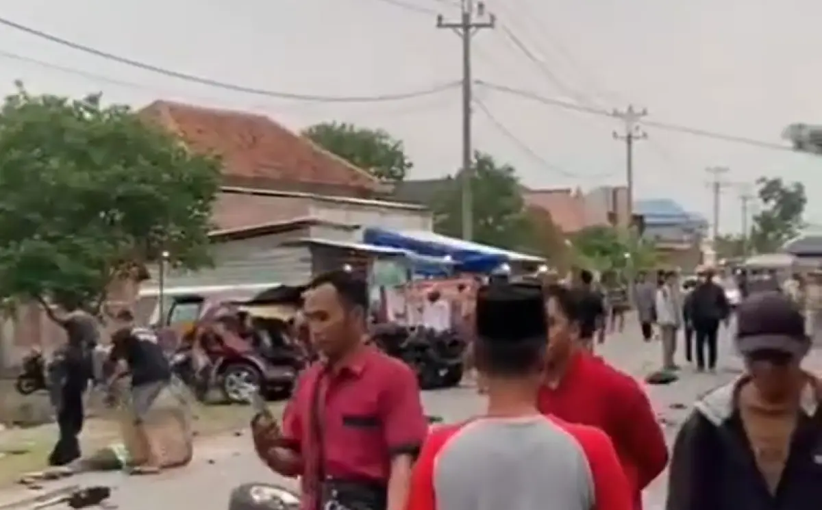 Kecelakaan maut terjadi di Jalan Raya Desa Geneng, Mijen, Demak, Kamis 23 November 2023 sore hari, melibatkan mobil, minibus, motor dan truk. (Sumber : Instagram @infoupdatejateng)