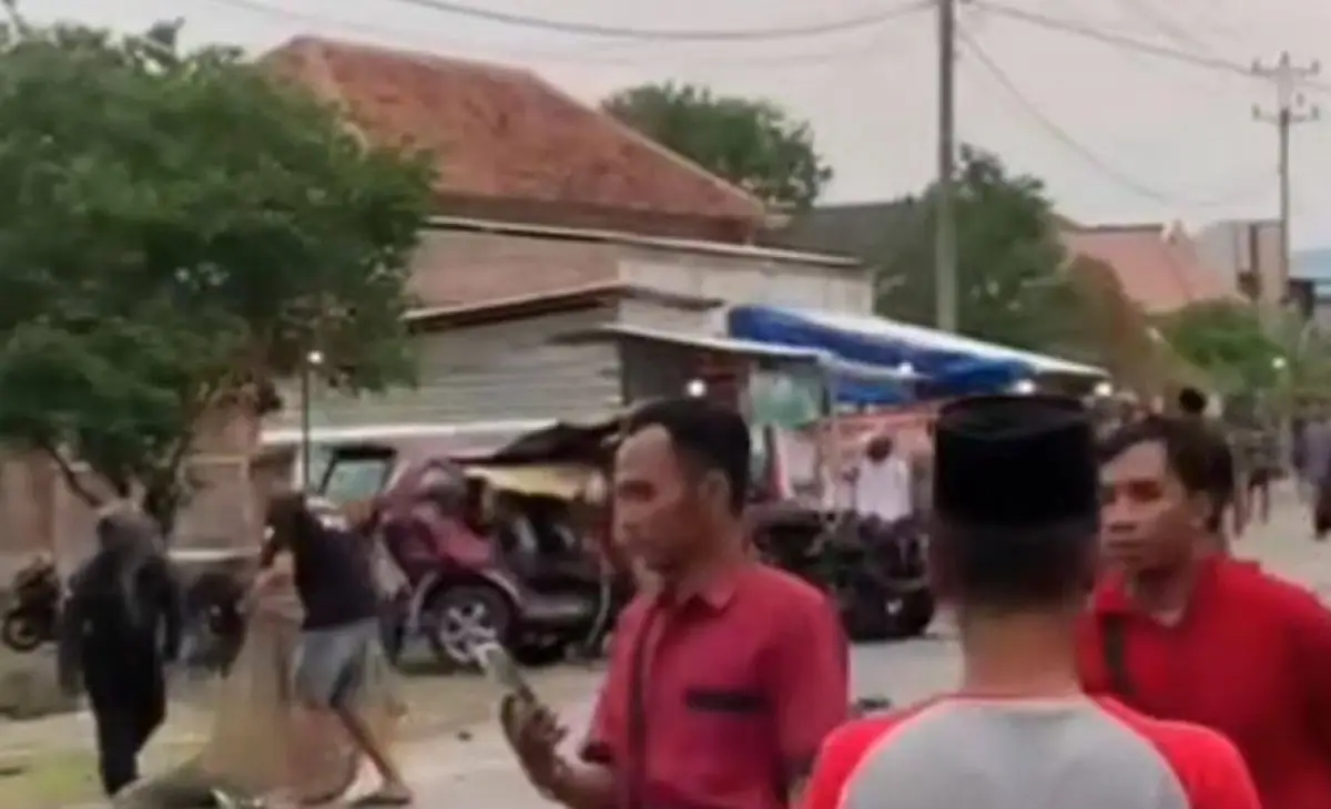 Kecelakaan maut terjadi di Jalan Raya Desa Geneng, Mijen, Demak, Kamis 23 November 2023 sore hari, melibatkan mobil, motor, minibus dan truk. (Sumber : Instagram @infoupdatejateng)