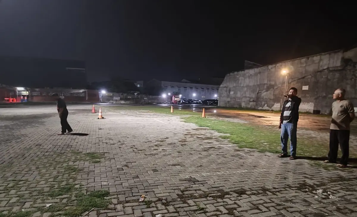 Waspada jika parkir di Metro Point Kota Lama Semarang, ada banyak paku berceceran. (Sumber : Polrestabes Semarang)