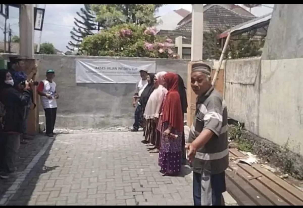 tembok 1,5 meter yang dibangun imbas konflik warga antar RW akhirnya dibongkar (Sumber : instagram @beritasemaranghariini)