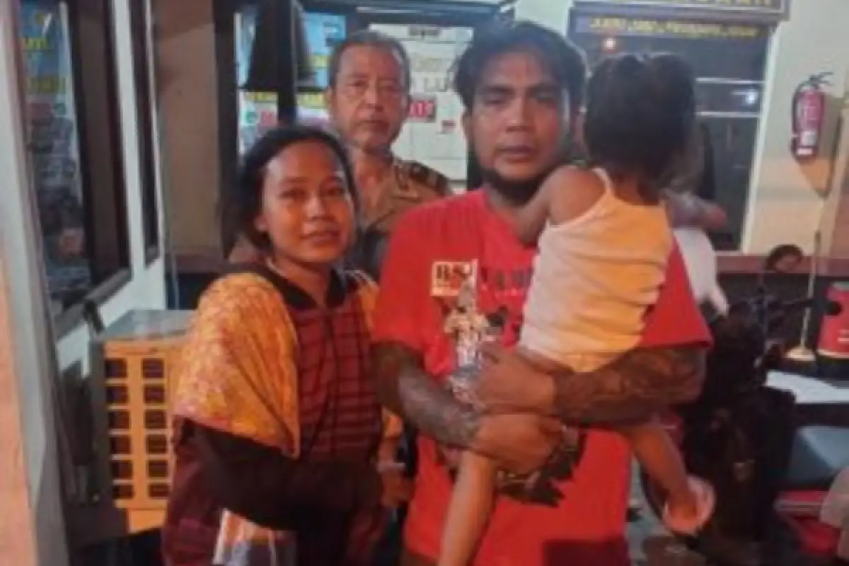 Driver ojol laporkan balita terlantar di Jalan Siliwangi, Semarang. Polsek Semarang Barat pertemukan balita dengan orangtuanya. (Sumber : Polsek Semarang Barat)