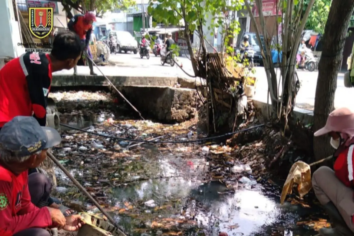Antisipasi banjir, Pemkot Semarang kebut pembersihan sedimentasi saluran air di wilayah kota. (Sumber : Instagram/dpukotasemarang)