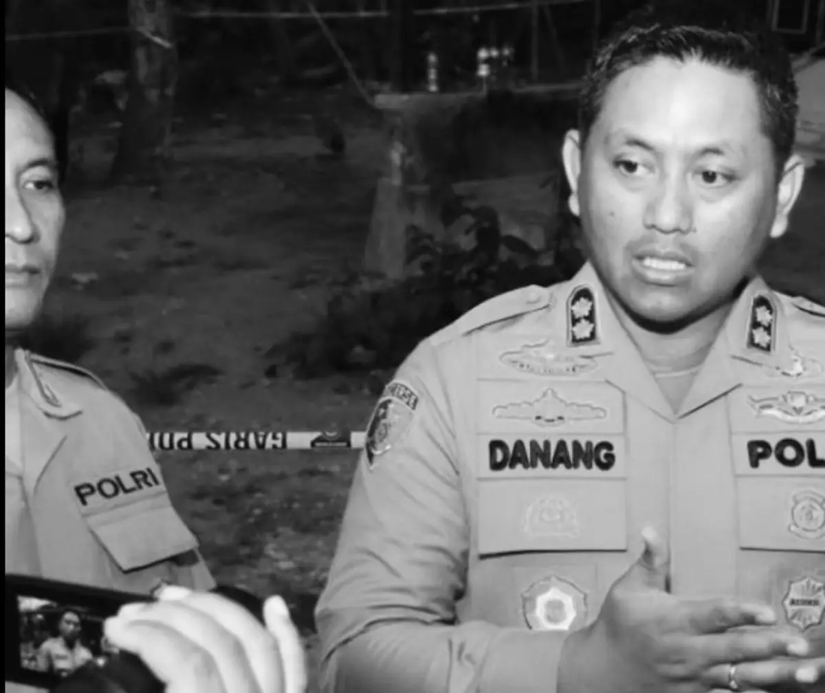 Kapolres Blitar Kota AKBP Danang Setiyo PS saat di TKP penemuan kerangka manusia dicor dalam rumah (Sumber : instagram @info_seputaran_blitar)